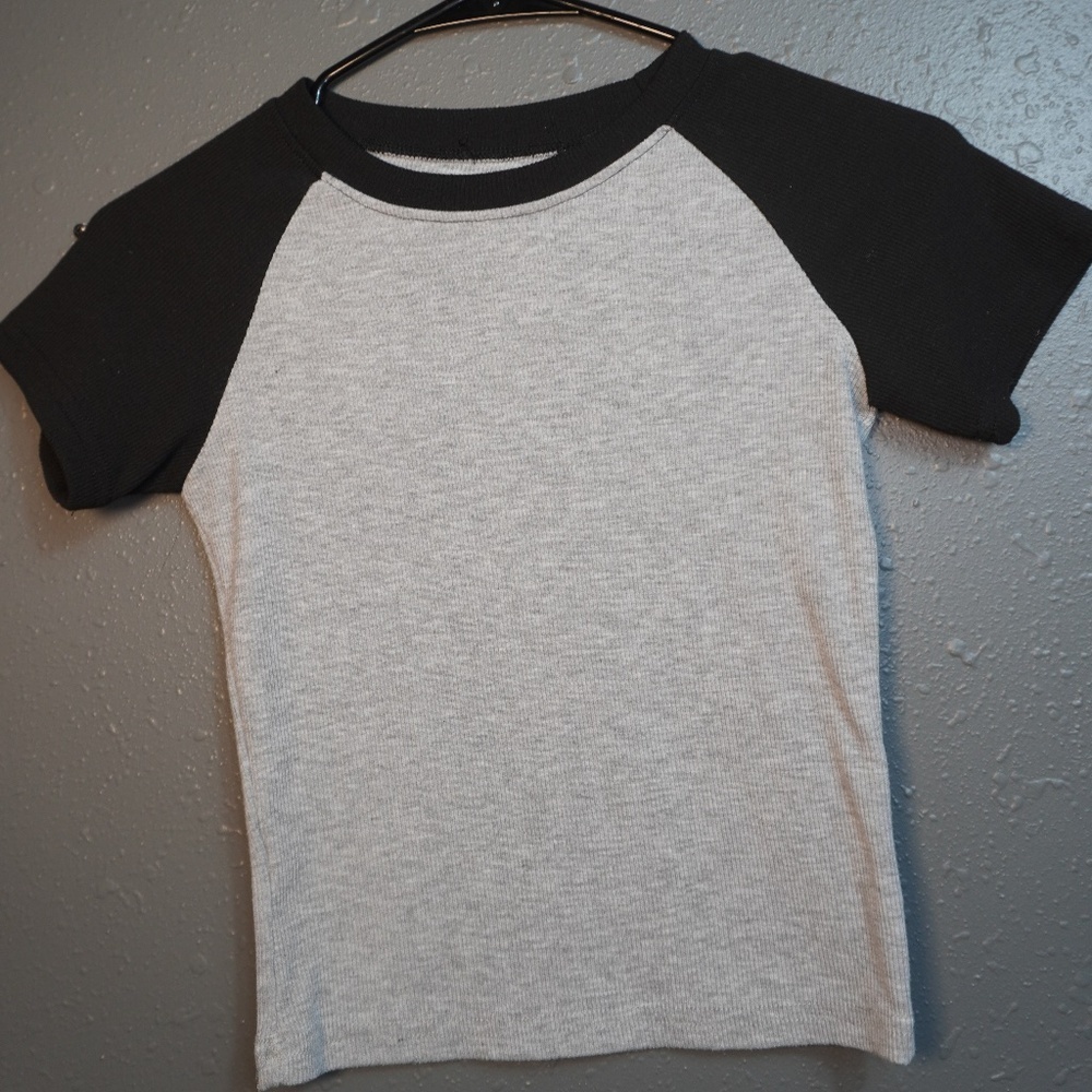 Y2K Womens Grey Black Ribbed Cropped Short Sleeve Baseball Shirt Size 13In Pit